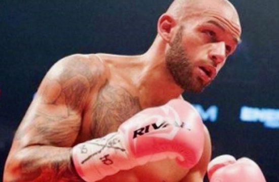Une image d'un boxeur portant des gants de boxe roses mettant en valeur La boxe au Québec.