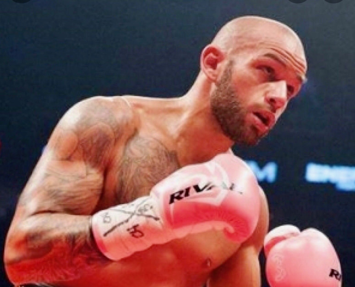 Une image d'un boxeur portant des gants de boxe roses mettant en valeur La boxe au Québec.