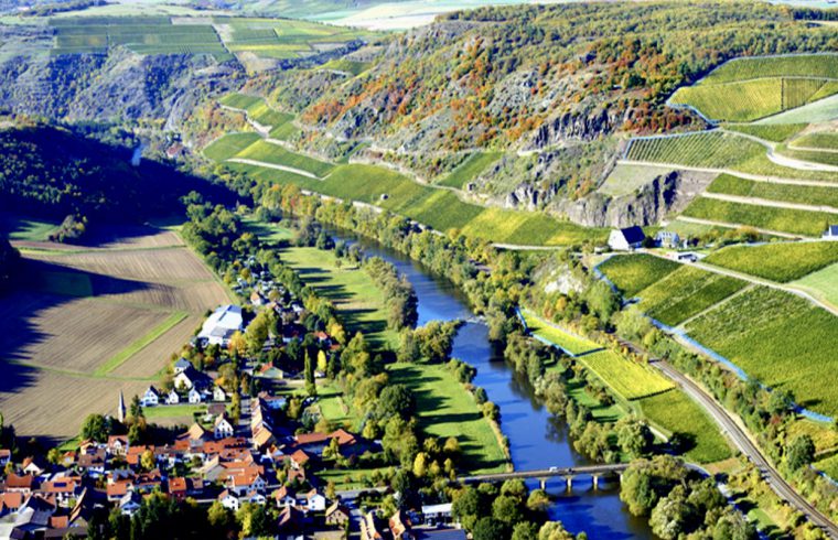 Une vue aérienne d'une ville de la vallée du Rhin, connue pour son exquis Vin d'Allemagne.