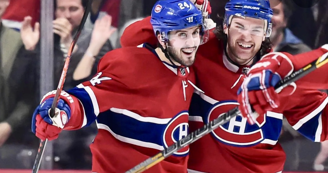 Deux joueurs de hockey des Canadiens de Montréal célèbrent un but.