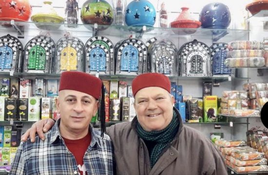 Deux hommes debout devant un magasin Tunisie.