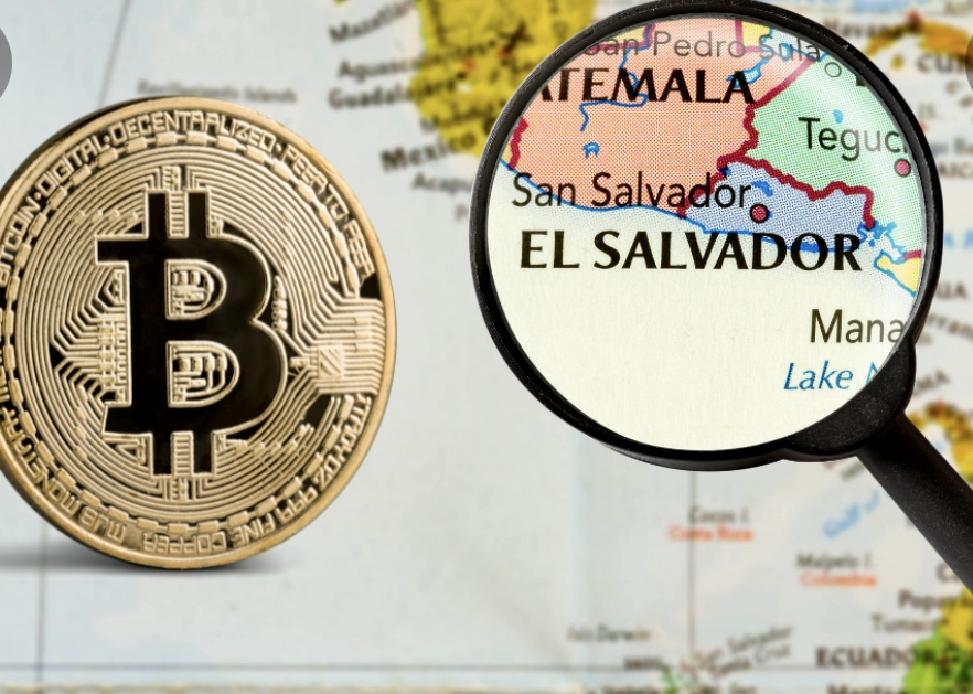 Une loupe sur un Bitcoin sur une carte du Salvador.