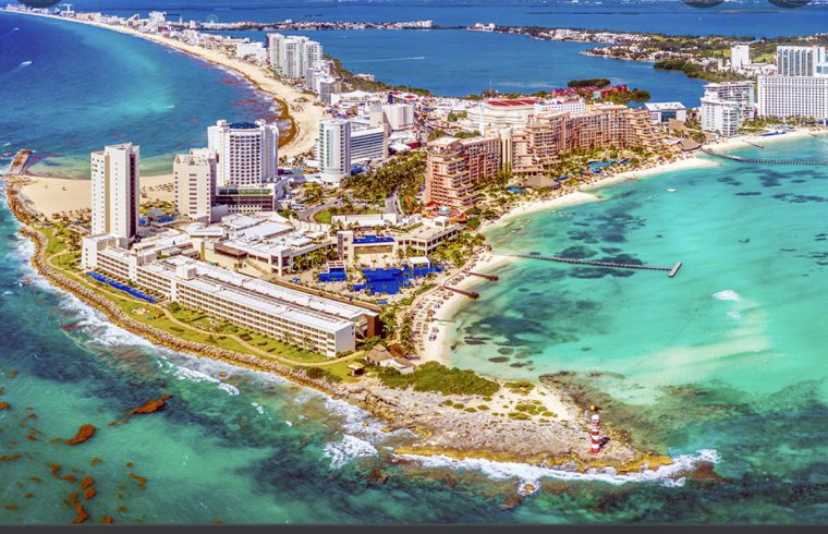 Une vue aérienne d'une ville de Cancun, au Mexique, située sur la Riviera Maya.