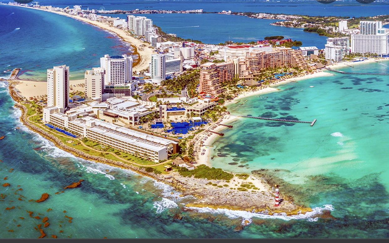 Une vue aérienne d'une ville de Cancun, au Mexique, située sur la Riviera Maya.