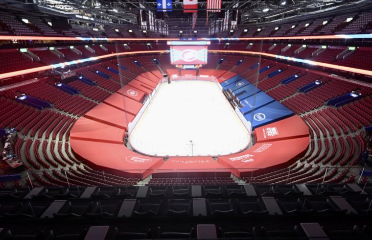 Une patinoire de hockey vide dans une grande arène en raison des restrictions de Covid.