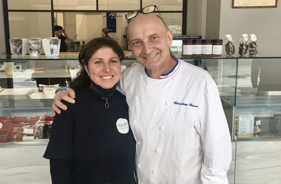 Un homme et une femme posant pour une photo dans une pâtisserie au chocolat.