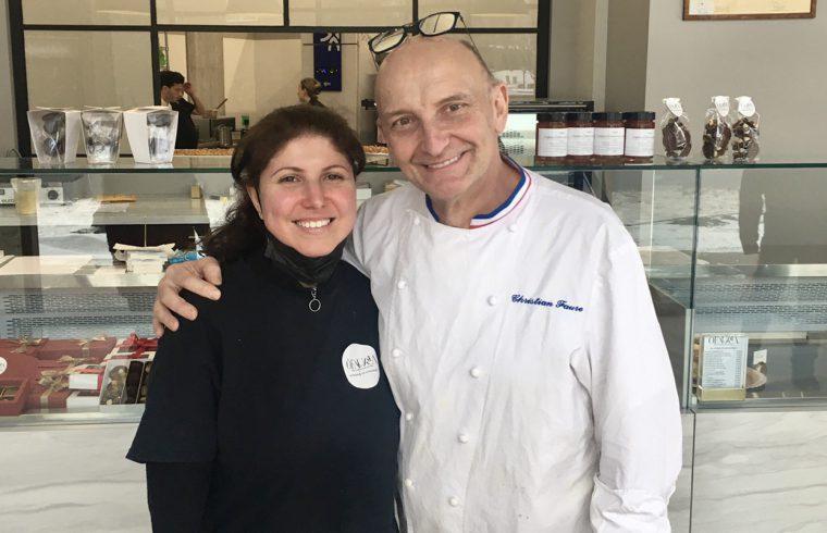 Un homme et une femme posant pour une photo dans une pâtisserie au chocolat.