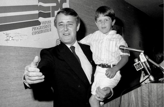 Une vieille photographie en noir et blanc d’un homme avec un jeune garçon.