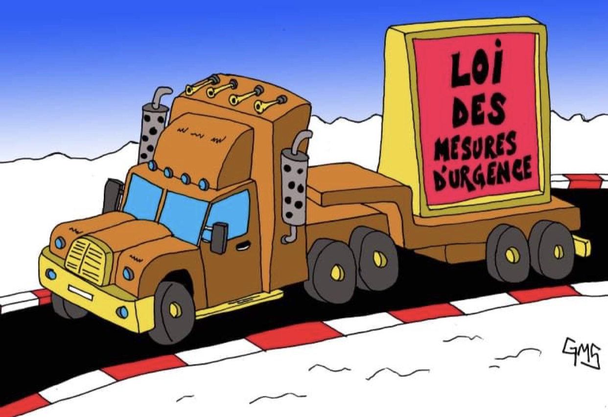 Caricature d’un camion roulant sur une route enneigée.