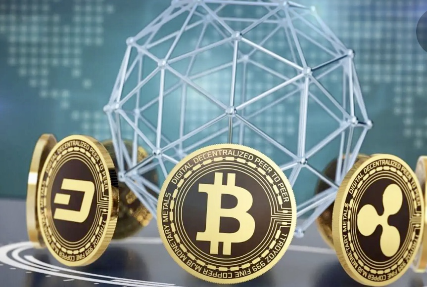 Un groupe de pièces de monnaie bitcoins de forme circulaire.