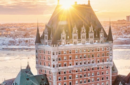 Une vue aérienne de la ville de Québec au coucher du soleil, mettant en valeur l'emblématique Le Château Frontenac - le meilleur hôtel du monde !