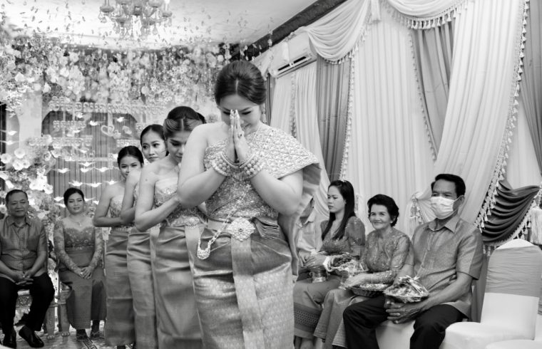 Lors de leur cérémonie de mariage bouddhiste cambodgien, les mariés sont submergés d’émotion, ce qui fait que des larmes de joie coulent sur leurs visages.