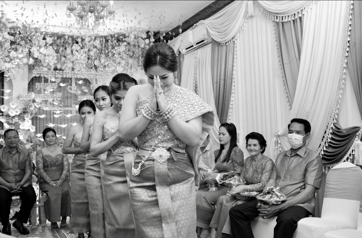 Lors de leur cérémonie de mariage bouddhiste cambodgien, les mariés sont submergés d’émotion, ce qui fait que des larmes de joie coulent sur leurs visages.