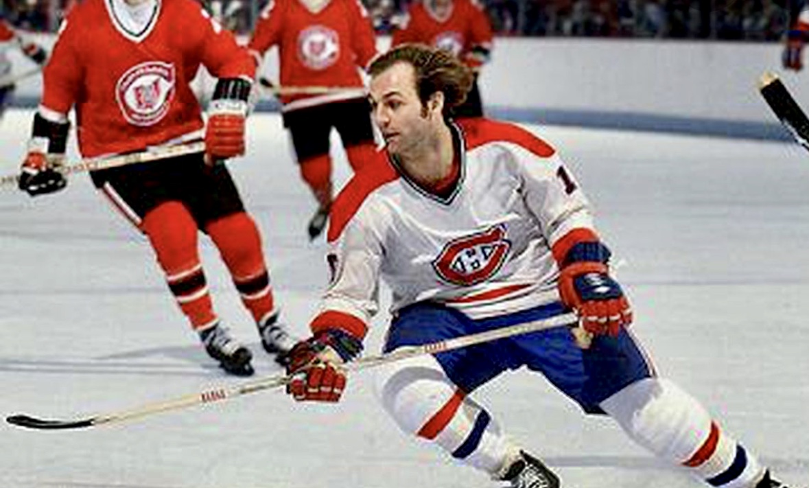 Une photo d’un joueur de hockey sur la glace, pleinement engagé dans le jeu.
