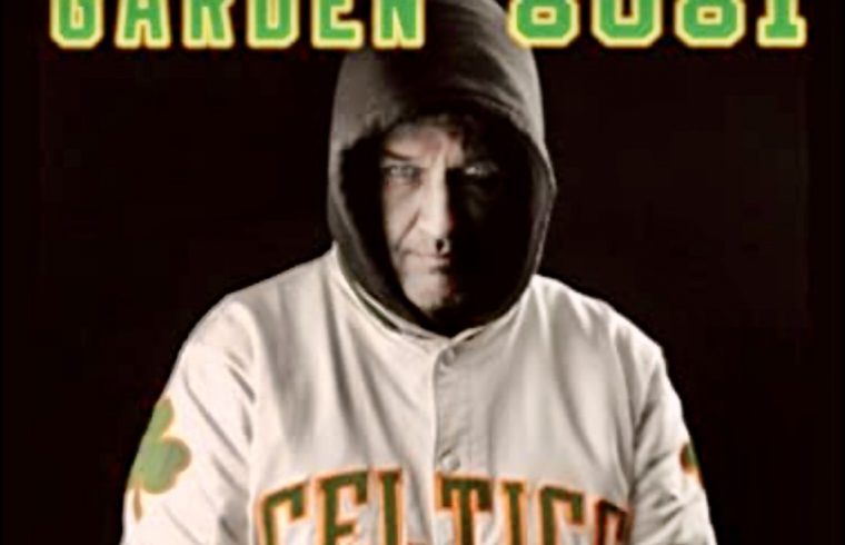 Un homme vêtu d'un sweat à capuche Celtics avec le mot "garden 808".