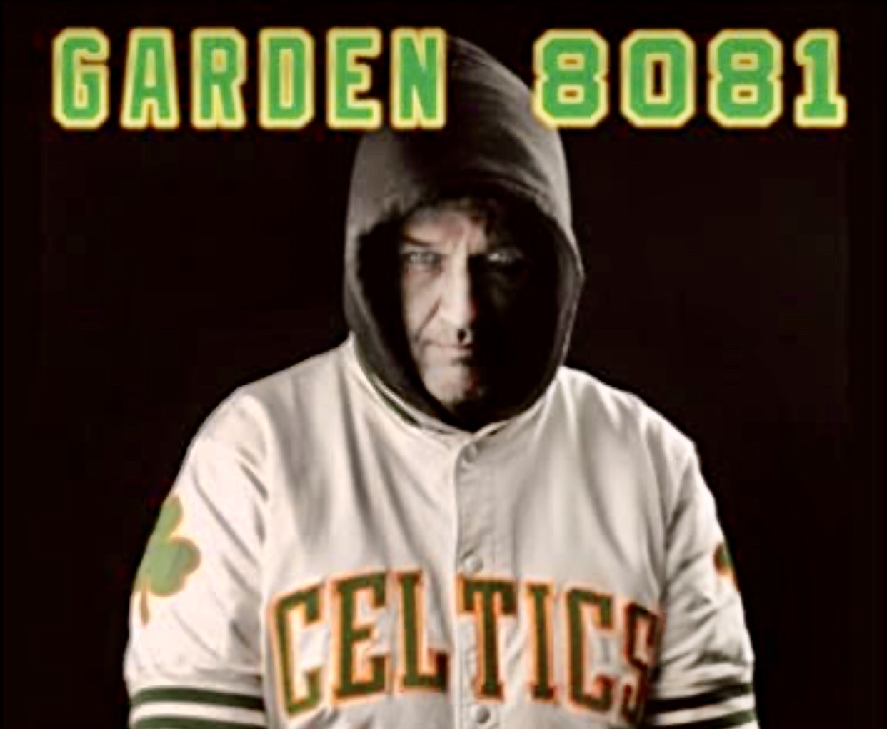 Un homme vêtu d'un sweat à capuche Celtics avec le mot "garden 808".