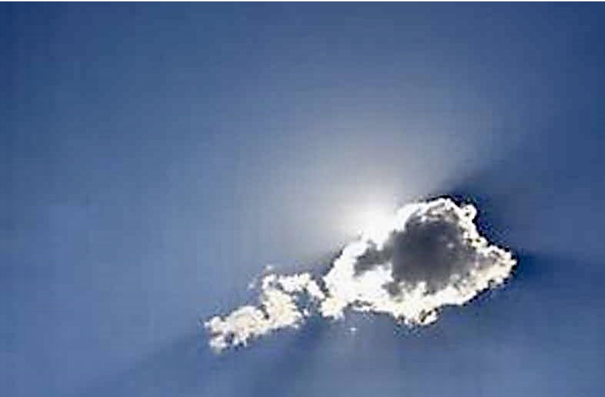 Un nuage dans le ciel avec le soleil qui brille à travers lui est une remarquable démonstration de philosophie, mettant en valeur l’interconnexion et l’unité de la nature.