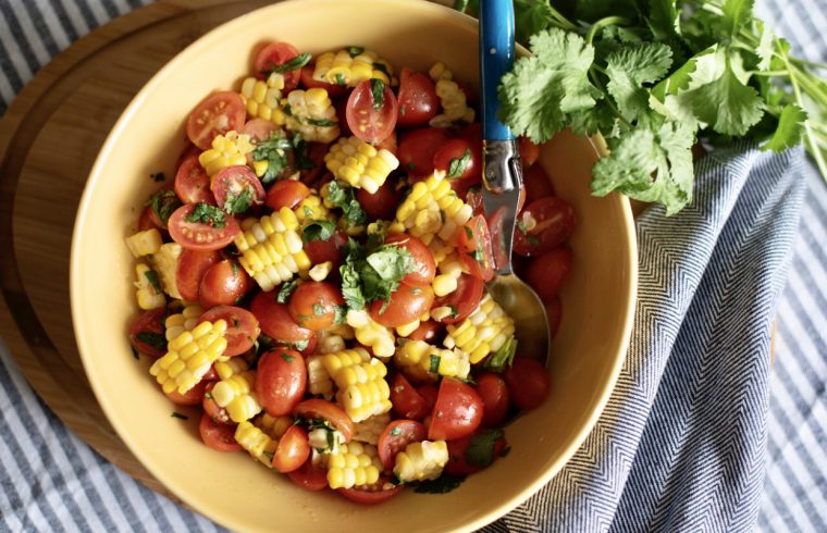 Un bol de salade de maïs avec tomates et coriandre. Recettes