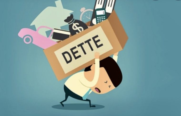 Un homme caricatural portant une boîte avec les mots « La dette du Québec ».