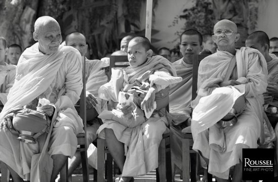 Photographies du Cambodge mettant en scène un groupe de moines en robe blanche assis sur des chaises.