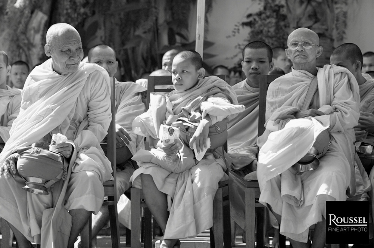 Photographies du Cambodge mettant en scène un groupe de moines en robe blanche assis sur des chaises.