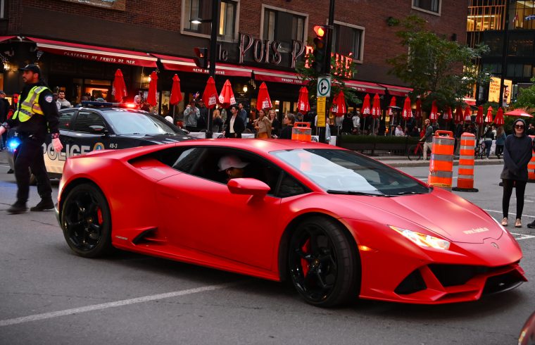 Une voiture de sport Lamborghini rouge participant à la course de F1 à Montréal.