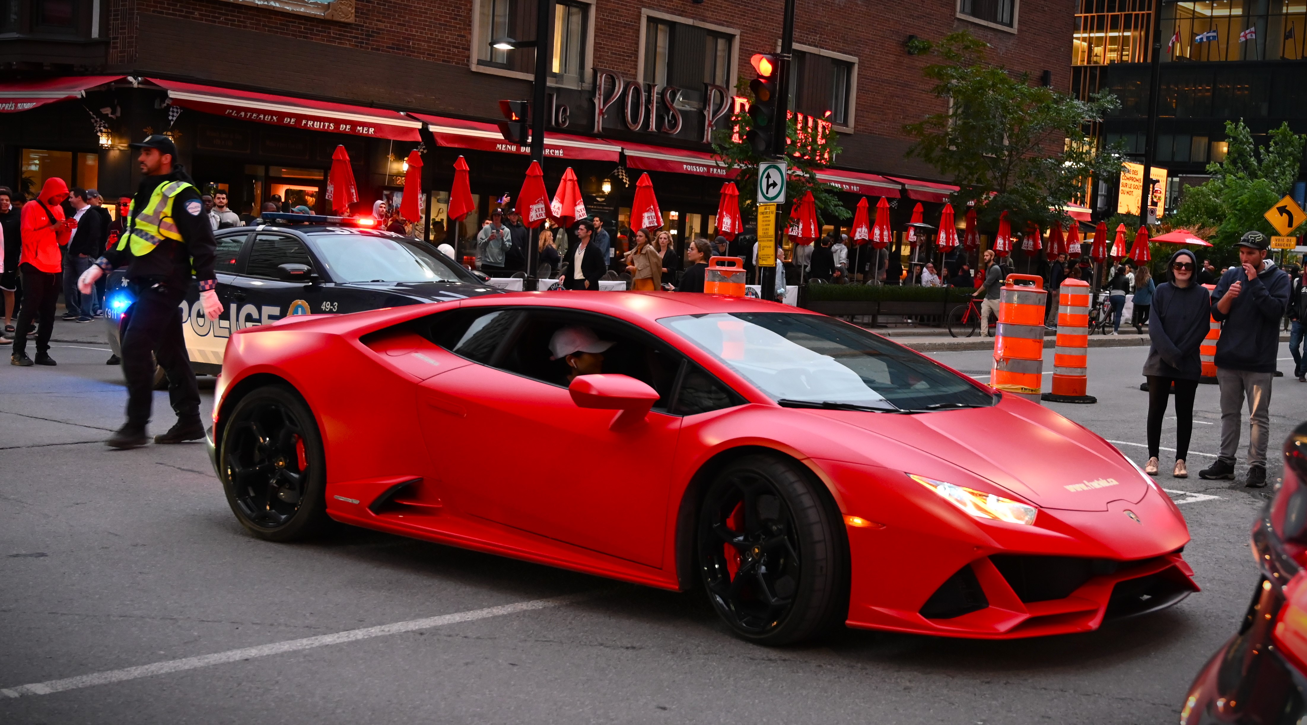 Une voiture de sport Lamborghini rouge participant à la course de F1 à Montréal.