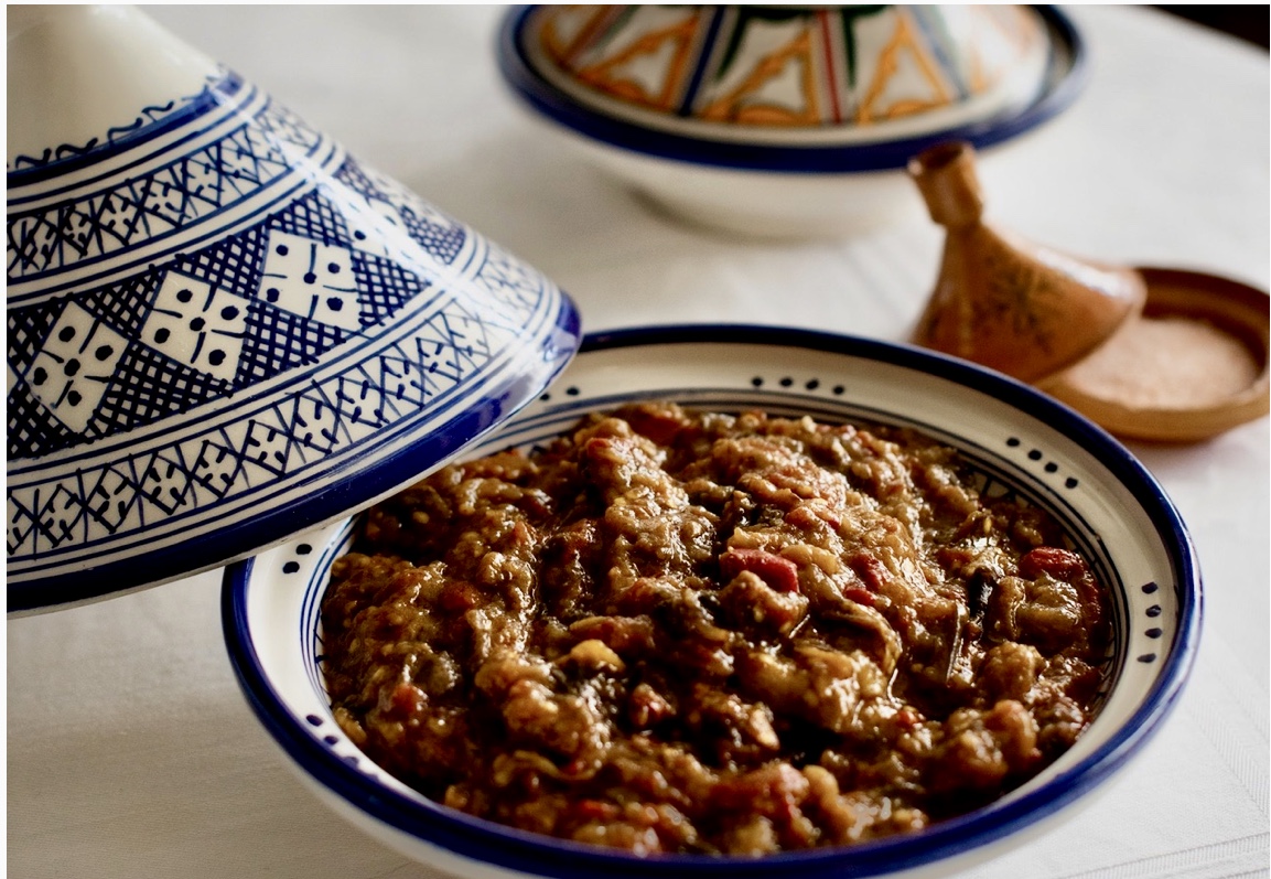 Recettes : Un délicieux bol de couscous marocain, joliment présenté sur une table.