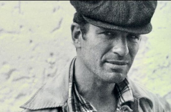 Une photo en noir et blanc d'un homme portant un chapeau qui rappelle Kerouac.