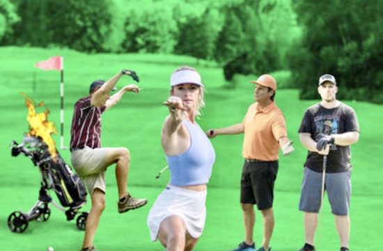 Un groupe de personnes profitant d’une partie de golf sur un terrain vert.