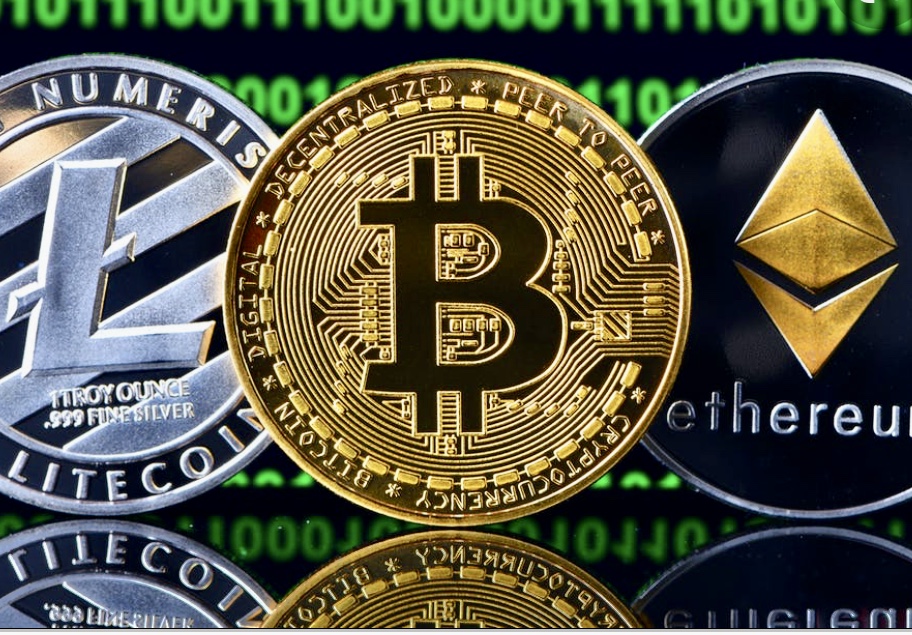 La cryptomonnaie Bitcoin, Ethereum et Litecoin sont affichées sur un arrière-plan, offrant une opportunité d'investissement intéressante.