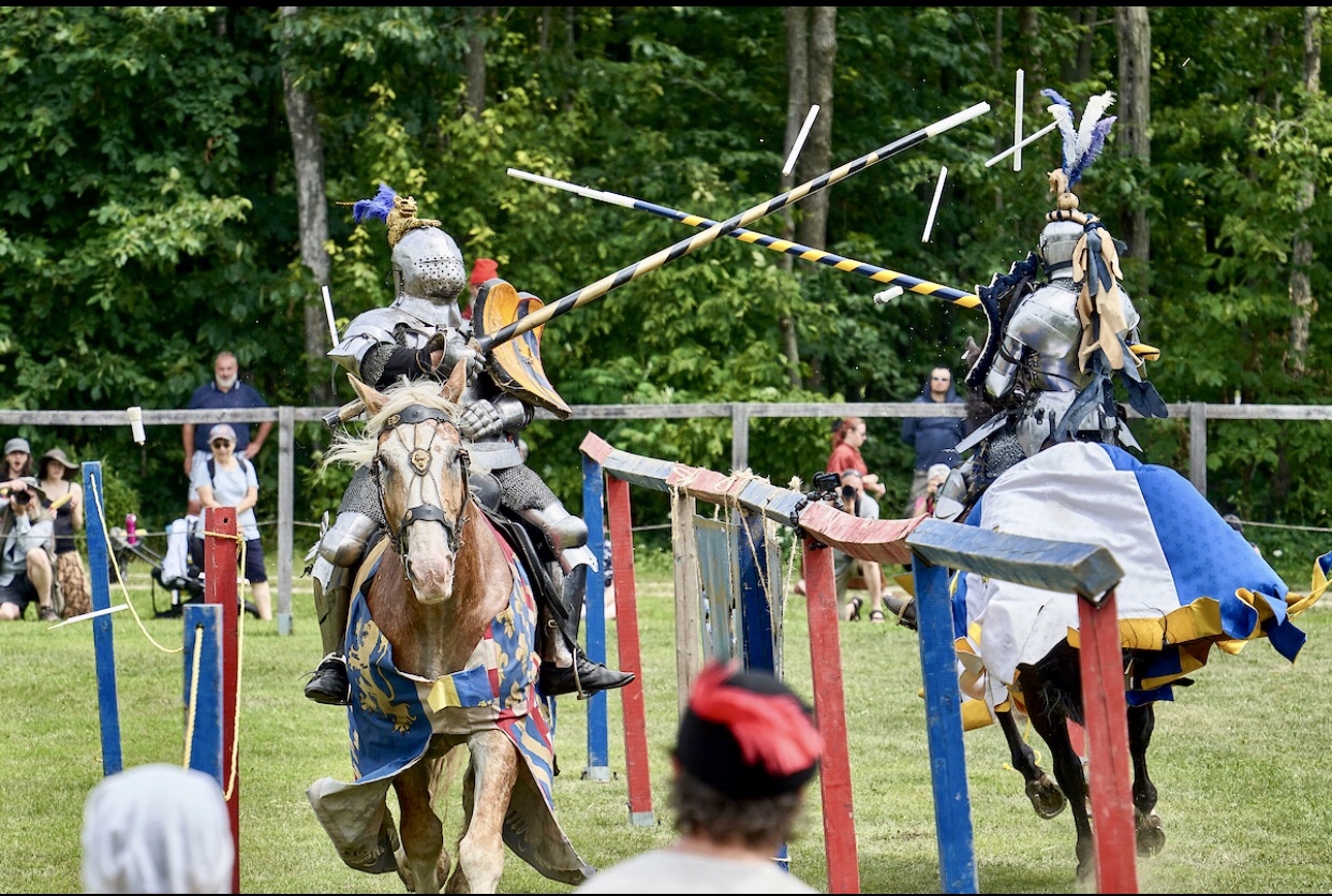 Les chevaliers médiévales se sont livrés à un passionnant concours de joutes à cheval.