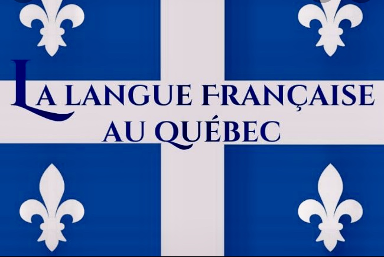 Le drapeau du Québec affiche fièrement les mots-clés « Langue française au Québec » pour symboliser l'engagement de la province envers la langue française.