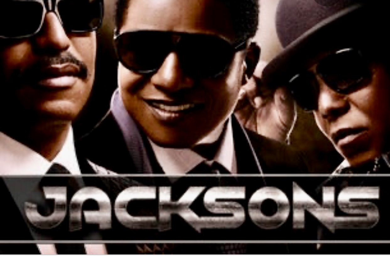 L'affiche du film de Jackson représentant trois hommes vêtus de costumes exquis et de chapeaux élégants capture l'essence du spectacle.