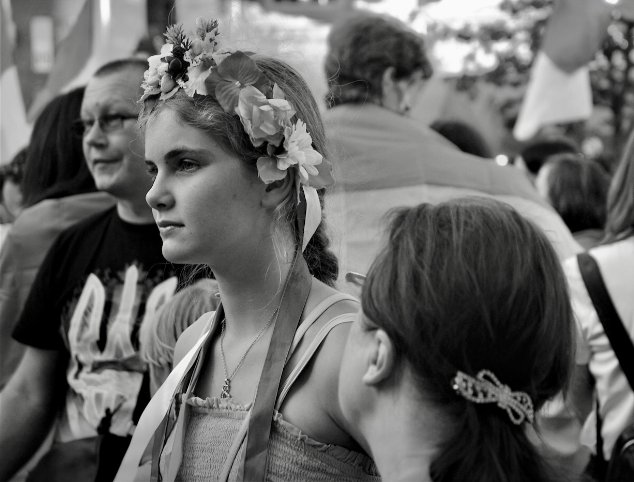Une femme portant une couronne de fleurs en Ukraine.