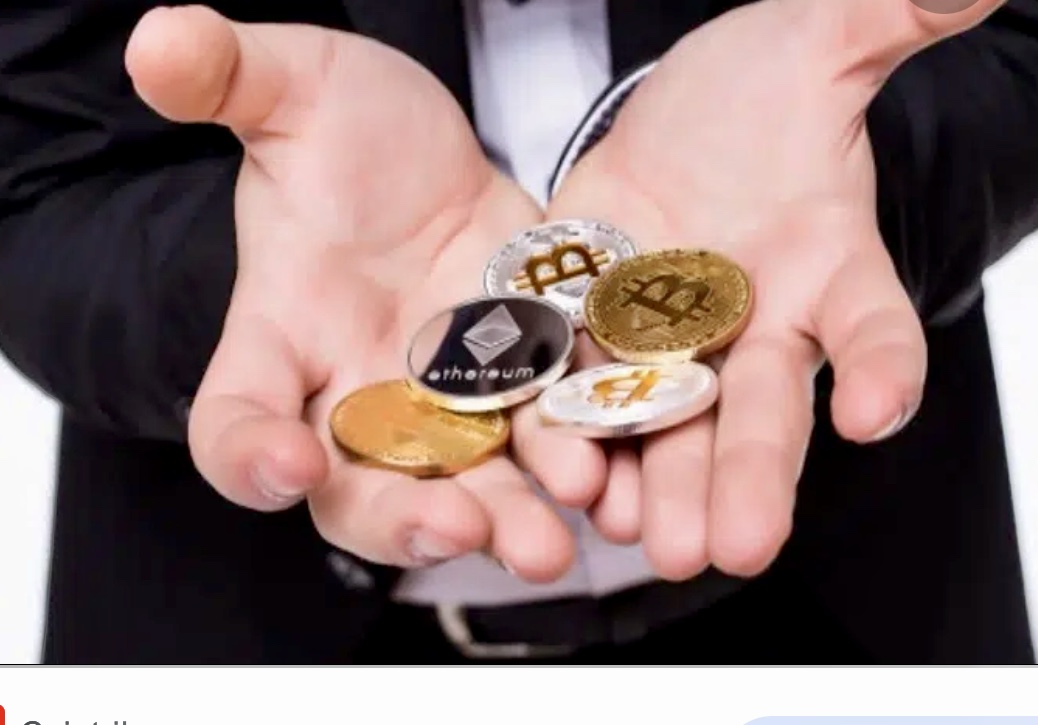 Un homme en smoking tient dans ses mains des bitcoins, la crypto-monnaie populaire.