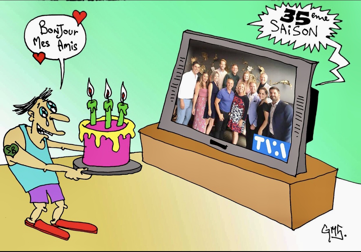Caricature d’un homme avec un gâteau d’anniversaire devant une télévision.