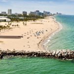 Une vue aérienne d’une plage de Miami, en Floride.