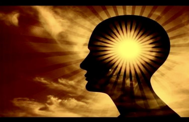 Une silhouette philosophique d’une tête avec un soleil en arrière-plan.