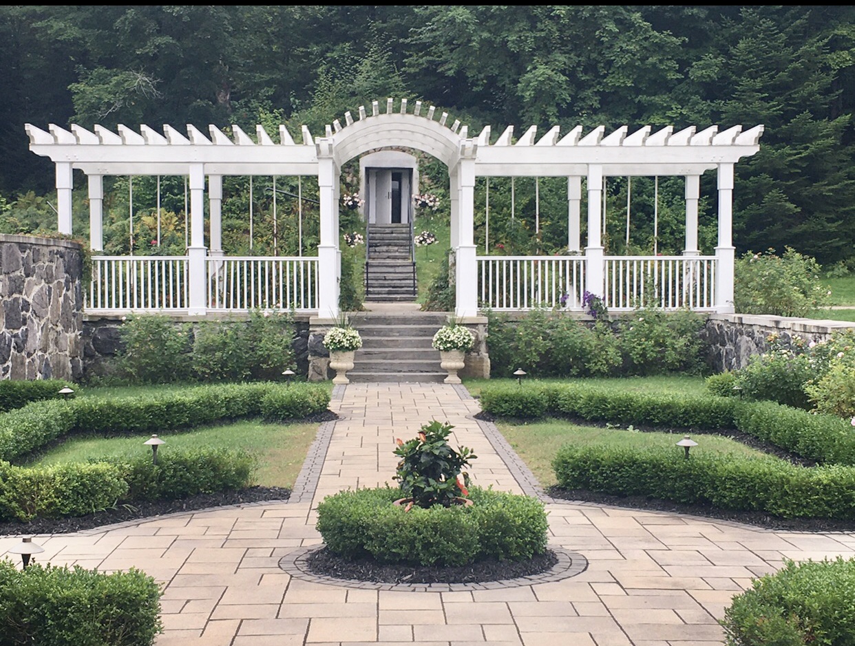 Un superbe gazebo blanc se dresse fièrement au milieu d’un jardin luxuriant, dégageant un air d’élégance et de tranquillité.
