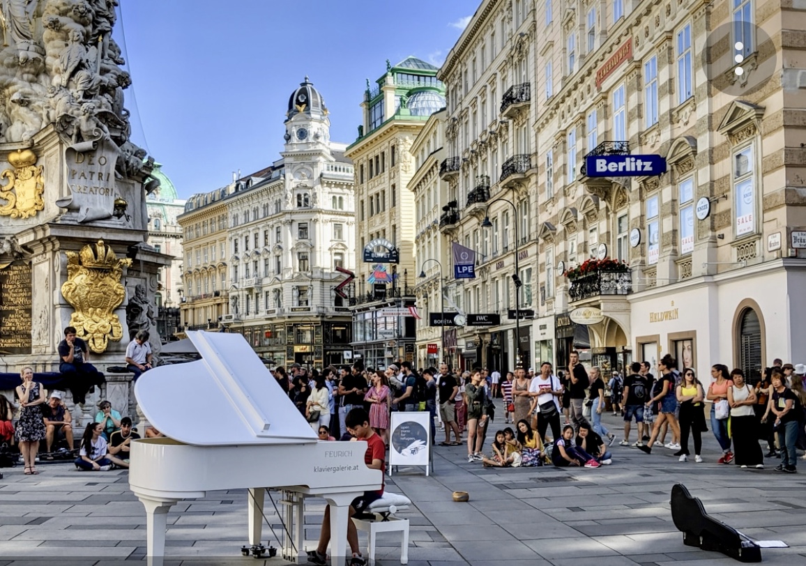Un piano à queue blanc au milieu de Vienne.