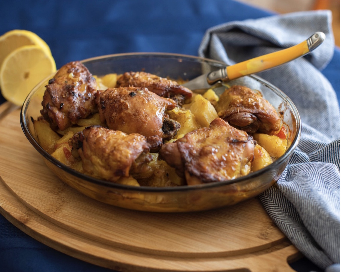 Recettes pour un plat rustique mettant en vedette du poulet et des pommes de terre sur une planche de bois.