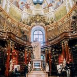 La bibliothèque de Vienne abrite une statue en son cœur, mettant en valeur l'élégance de l'intérieur.