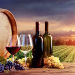 Un tonneau de vin, des verres à vin et des raisins sur une table en bois créent un cadre pittoresque rappelant la Floride.