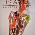 Un mannequin devant une pancarte indiquant Lisabe Gallery Art, présentant un art visuel captivant.