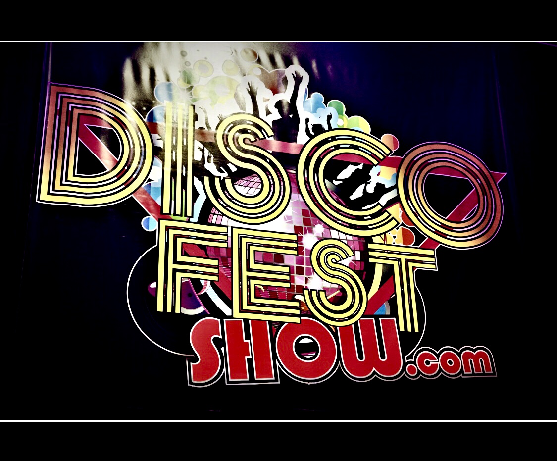 Le logo du spectacle de soirée disco sur fond noir.