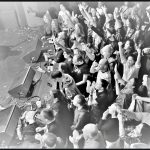 Une photo en noir et blanc d’une foule lors d’un concert de Bran Van 3000.