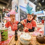 Deux femmes asiatiques préparent le thé à table, s'adonnant à l'art du voyage.
