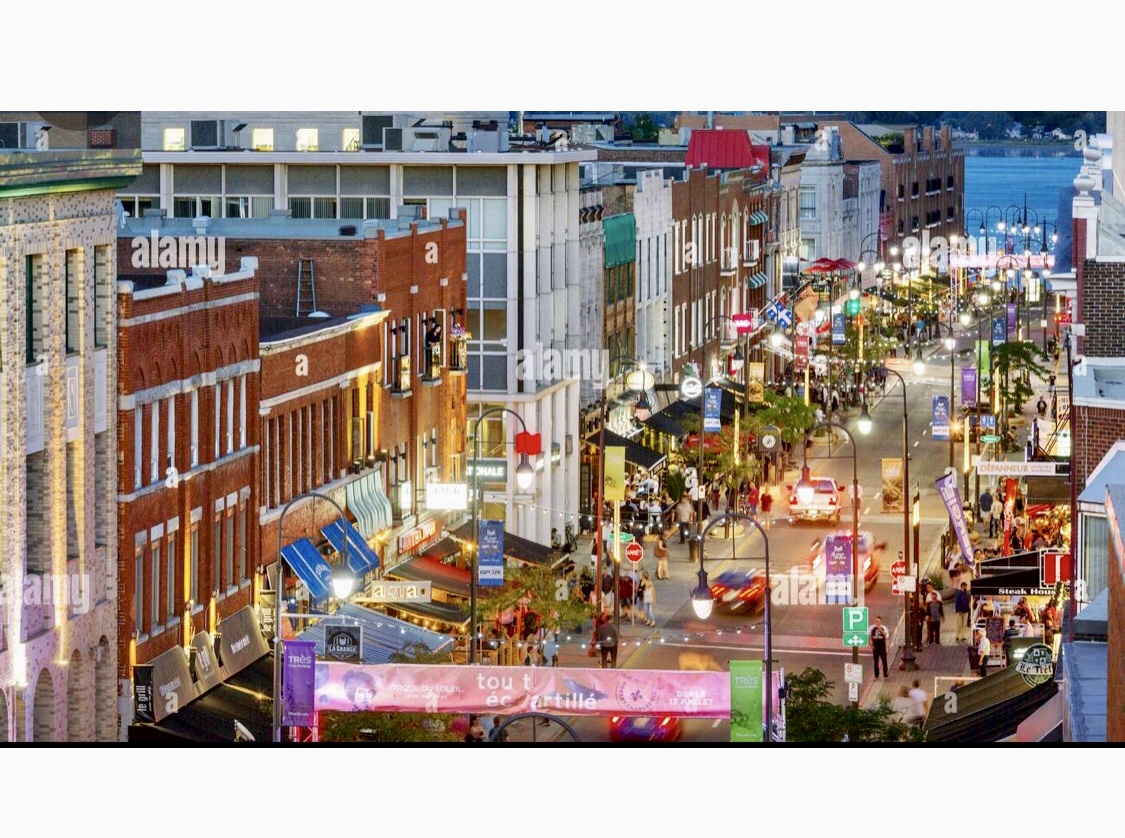 Une vue d'une rue de la ville au crépuscule à Nashville, Tennessee, États-Unis - image.