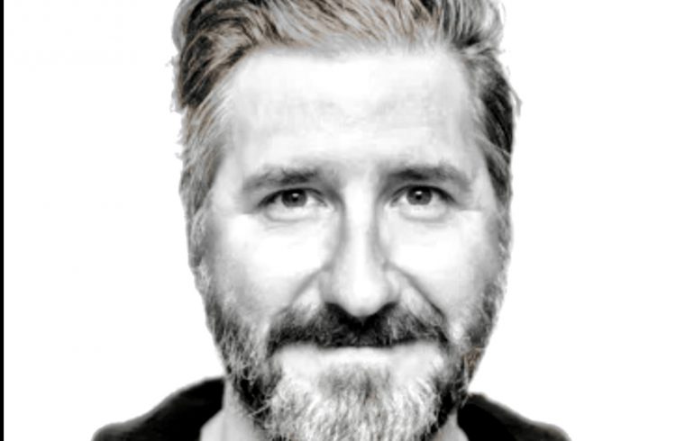 Une photo en noir et blanc d'un homme barbu.